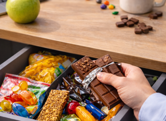 Dlaczego w pracy ciągle masz ochotę na słodkie – przyczyny i rozwiązania dietetyczne